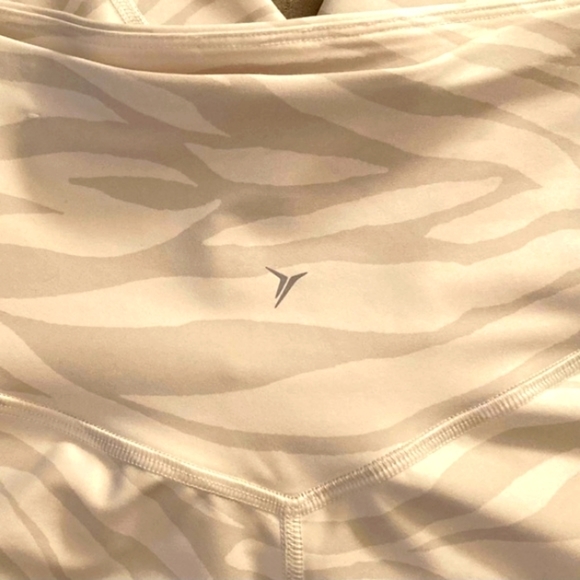 NWOT Old Navy Powersoft Active Leggings pale gray & white - Small - Picture 3 of 4